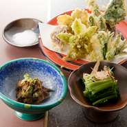 山菜は子供の時から山へ行っては採ってきていました。今は料理で提供するために、毎朝、山に行って収穫してきます。採った山菜に合った料理をつくっています。