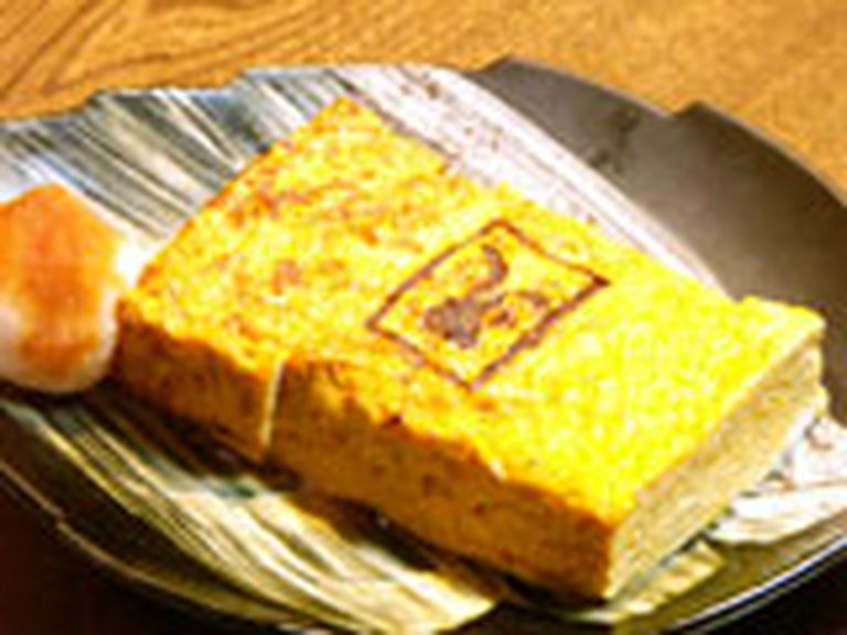 お酒のお供に好評の一品、「だし巻き卵（890円）」