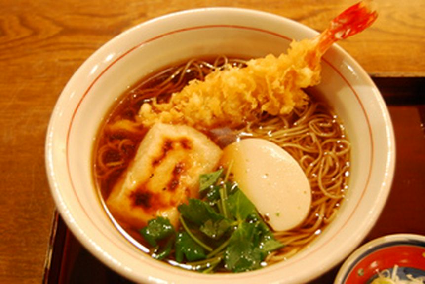 「力王そば（918円）」 天ぷら、餅、かまぼこ入り