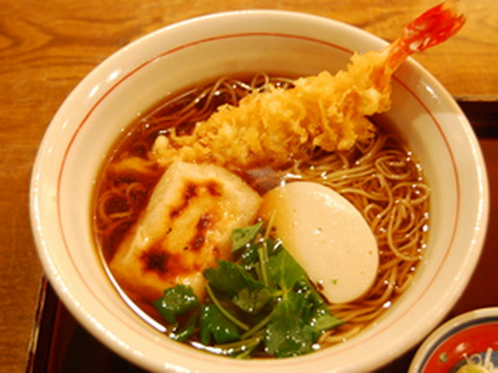 「力王そば（918円）」 天ぷら、餅、かまぼこ入り