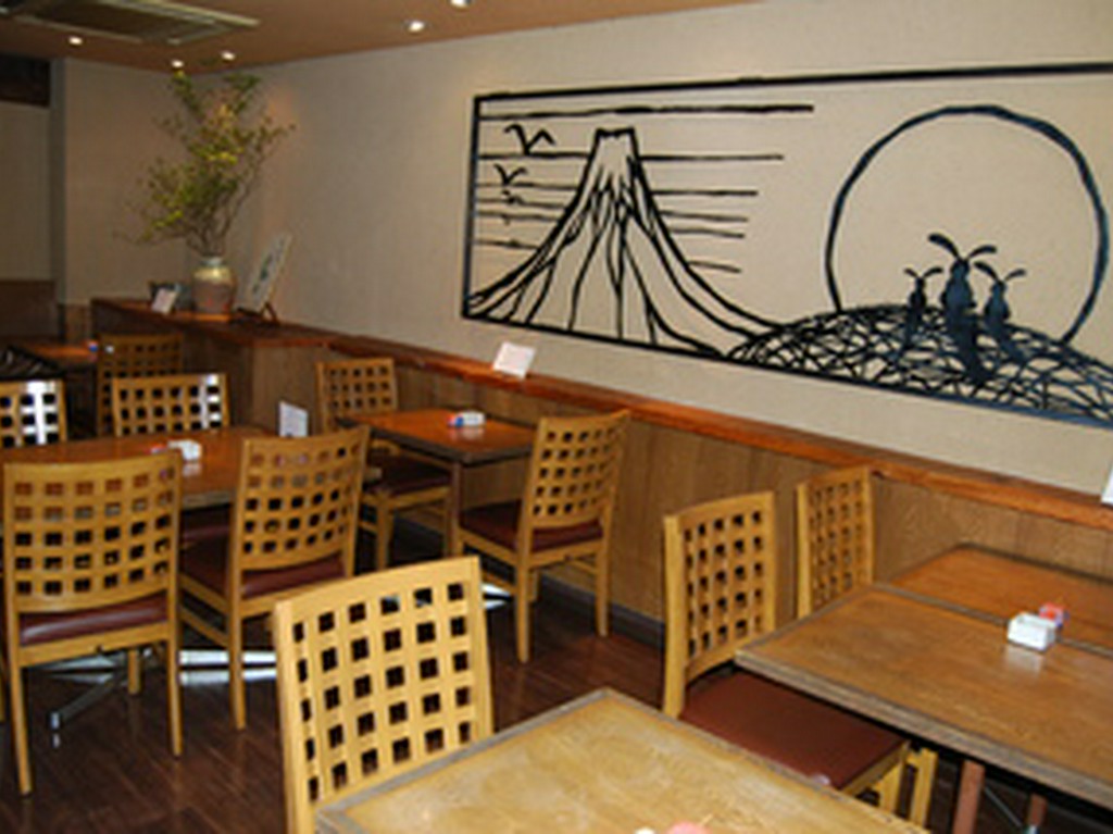 【店内】　表通りからは想像できない程の落ち着いた店内