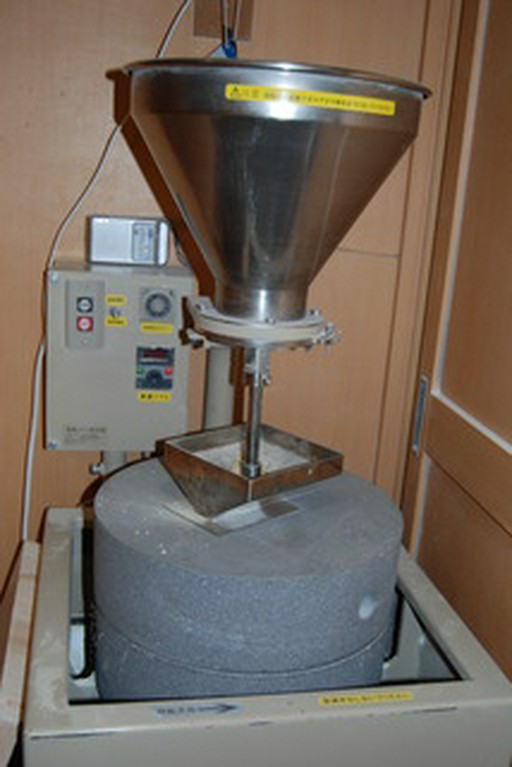 ＜石臼挽き＞ 国内産玄蕎麦を石臼で挽く自家製紛