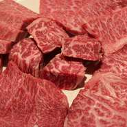 さんかく、うで、ざぶとん、みすじ、かいのみ、ともさん…和牛肉の定番から希少部位まで、肉の目利きが厳しくチェックして、他店とは一味違う美味い肉を納得価格でお楽しみ頂けます。