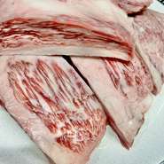 厚切りのお肉からは溢れる肉汁