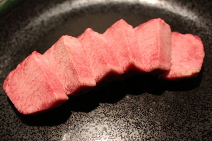 「外はサックリ、中はジュワ」厚切り特選タン塩焼き