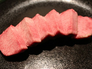 「外はサックリ、中はジュワ」厚切り特選タン塩焼き