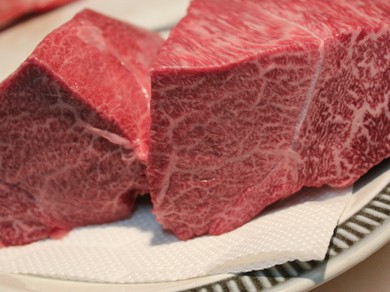 人気の赤身和牛「さんかく(特選ロース)」100g1500円/60g900円