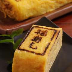 濃厚で上品、かつ甘さ控えめ。焼印が押されただし巻き玉子