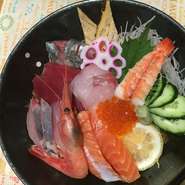 季節の鮮魚を豪華に盛り付けた海鮮丼です！
大振りの器に所狭しと盛り付けております。
ガッツリ食べたい方は是非！