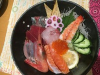 季節の鮮魚を豪華に盛り付けた海鮮丼です！
大振りの器に所狭しと盛り付けております。
ガッツリ食べたい方は是非！