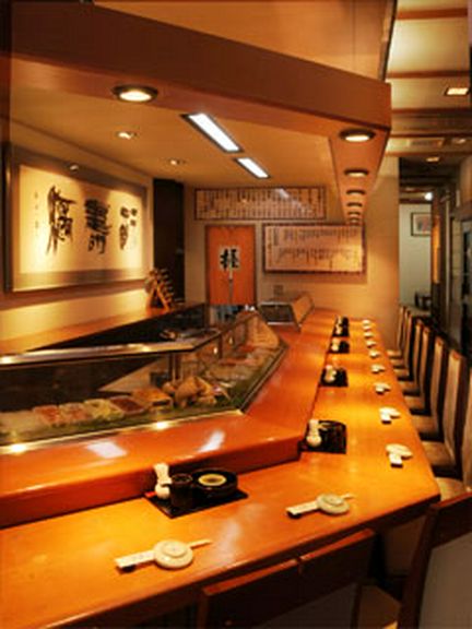 明るく、清潔感のある店内。個室も完備しております