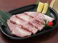 溢れ出す肉汁がA-5ランクの極上のあかしです。