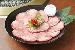 大人気メニュー！　食べ応え満点な絶品『黒毛和牛極上タン塩』