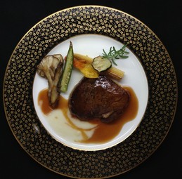 ■ビーフステーキのランチ 3800円（税込4180円）