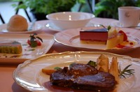 前菜／スープ／お魚料理／ビーフステーキ（牛フィレに変更の場合は￥8800）／ケーキ／コーヒー／パン