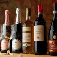 ワインはすべてイタリア産。オーナー自ら現地ワイナリーを直接訪ね、土着品種を丁寧につくっているワイナリーから一級品だけを直輸入。グラスワインやカラフェも数種あり、ボトルワインは4000円代から揃っています。