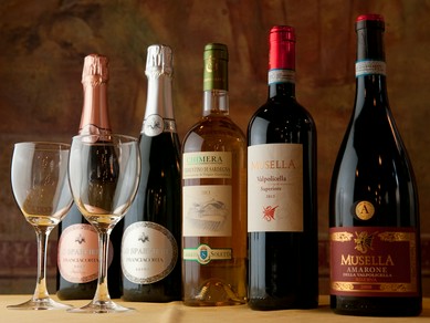 オーナー自らがイタリアのワイナリーを訪ねて厳選したワイン