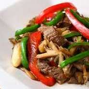 前菜、フカヒレスープ、揚げ物二種、海老のマヨネーズ炒め（イスズベーカリーのパン添え）、牛ヘレ肉のオイスターソース炒め、海鮮の炒め物、あんかけ焼きそば、雑炊、ゴマ団子
