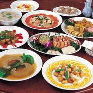 ◆◆一皿ずつの個食対応◆◆
特大海老付き前菜、フカヒレの姿煮、キヌガサダケ入りカニ身スープ、揚げ物二種、海老の四川風イリツケ、牛フィレ肉のオイスター、海鮮三種炒め、あんかけ焼きそば、ゴマ団子、デザート