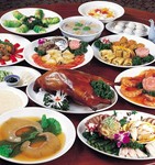 豪華前菜、フカヒレ姿煮、北京ダック、アワビの旨煮、牛ヘレ肉のオイスターソース炒め　など豪華料理で全11品。※写真は５人前イメージです。