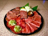 イチボ厚切り、塩タン厚切り、塩タン薄切り、飛騨牛上カルビ、和牛ロース、牛カルビ、焼き野菜の贅沢な盛り合わせです