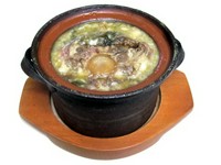 創業当時からおおよそ半世紀変わらない牛の尾肉と芋茎（ずいき）等の野菜をじっくり煮込んで仕上げる南海特製のスープ