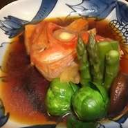旬の野菜の炊き合わせには筍や新ごぼう等を使った自家製さつまあげの煮物や季節の魚の煮付けがおすすめです！