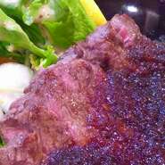 ロースステーキ・モモステーキ・牛たたきポン酢・鶏の唐揚げ等々