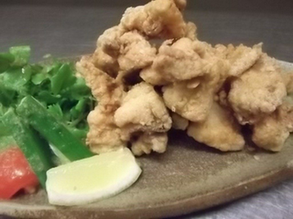 外はカリッカリ、中はジューシーで当店一番人気の鶏の唐揚げ！