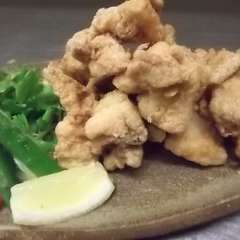 外はカリッカリ、中はジューシーで当店一番人気の鶏の唐揚げ！