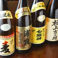 焼酎や日本酒は、各10本程度常備しています。他にも、電気ブランや泡盛仕込み黒糖梅酒など、ツウ好みのお酒も用意。もちろん、ホッピーやサワーも各種充実のラインナップ。料理や好みに合わせて楽しめます。
