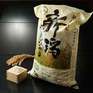 お米は「5ツ星お米マイスター」のお店からお取り寄せした新潟産コシヒカリを100％使用しています。