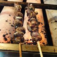 うなぎ8尾分の肝をこんがりと焼いた贅沢なおつまみです。