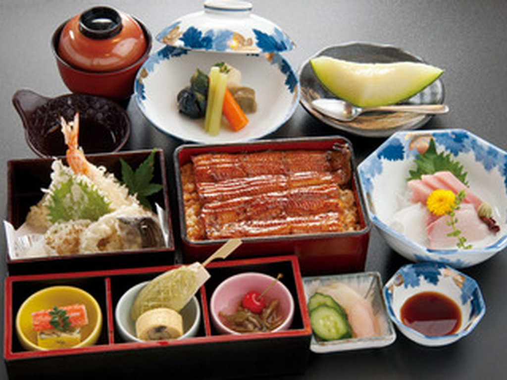 小鉢に色とりどり　橘御膳