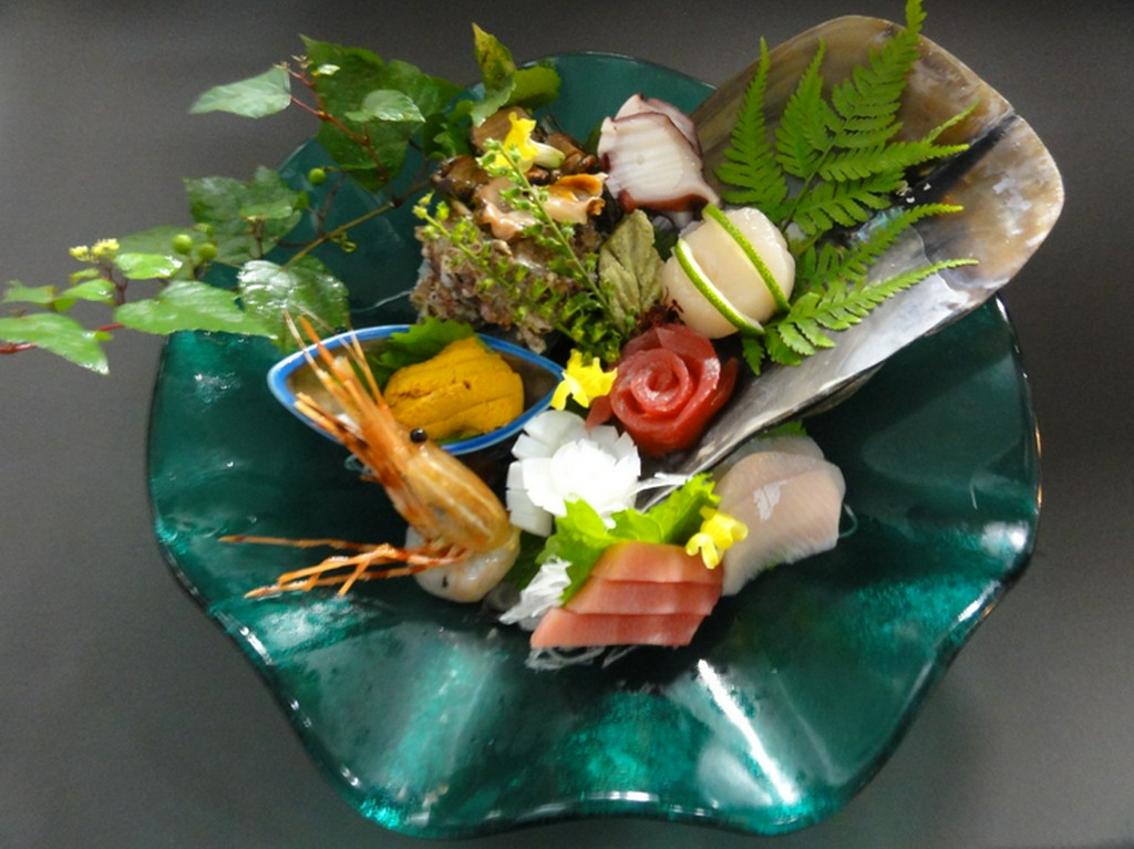 彩鮮やかなお刺身盛り合わせ