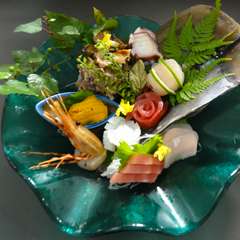 彩鮮やかなお刺身盛り合わせ