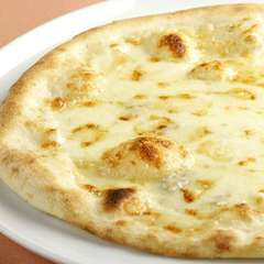 北海道小麦｢はるゆたか｣を使った、４種チーズの贅沢ピッツァ