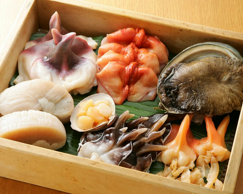 「氷の冷蔵庫」でお寿司のネタを新鮮な状態で保っています。