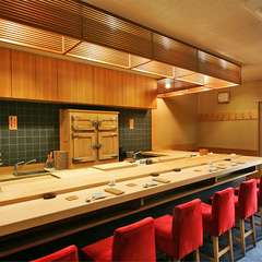 木彫で気品のあるカウンター席で、今宵はお鮨で贅沢に。