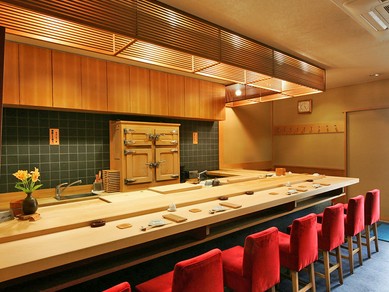 木彫で気品のあるカウンター席で、今宵はお鮨で贅沢に。
