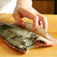 大将厳選した鮮度抜群の魚をひとつひとつ細やかで丁寧にさばく。