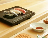 夜の定番です。
毎日仕入れる築地のネタを氷の冷蔵庫で保存。
一切妥協を許さない極上のにぎり。