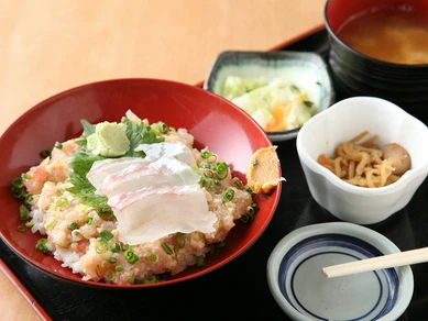 地元の漁協から直接仕入れた新鮮な魚介