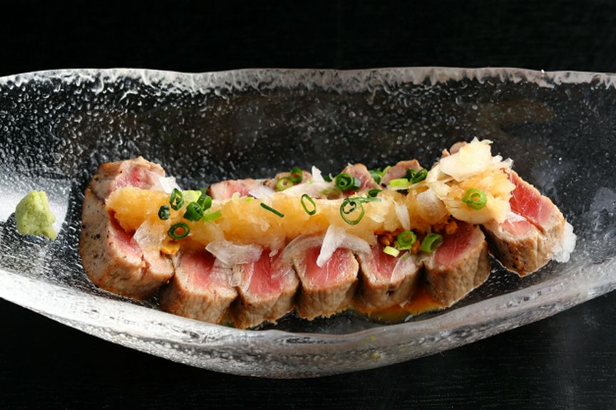 脂の乗ったマグロの旨みをたっぷり堪能『本マグロとろステーキ』