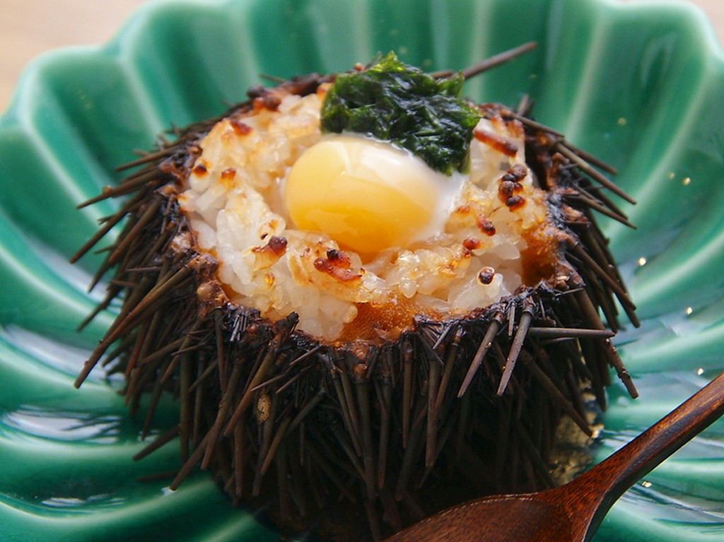 贅沢な美味しさに思わず笑顔がこぼれる『殻付うに飯焼き』