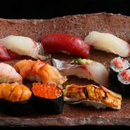 ウニ、マグロ、エビ、いくらなど、新鮮な魚介が味わえる『特選にぎり』。世界最大級の取引高を誇る築地市場から毎朝直接買い付けているので、鮮度は折り紙付き。季節の味覚が堪能できるコースです。