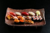 にぎり10貫、巻物、茶碗蒸し、お椀付き
（雲丹を蟹に変更しております）