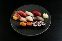 にぎり8貫、巻物、茶碗蒸し、お椀付き
（雲丹を蟹に変更しております）