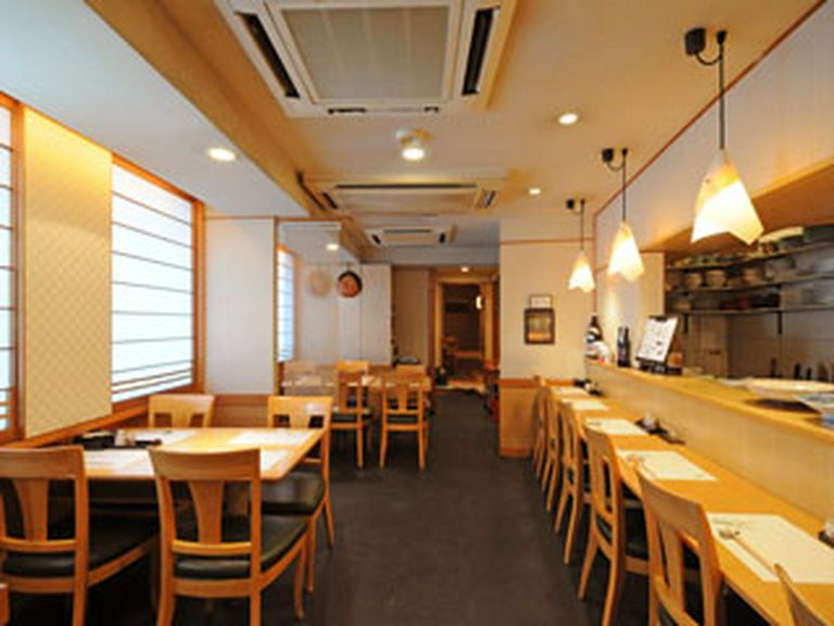 新橋駅から徒歩3分。ビルの2階にございます。