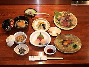 毎月、月末の週末の三日間に完全予約制でお得なコース料理を振る舞います！